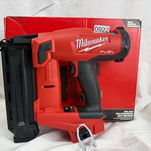 Milwaukee 2746-20 M18 FUEL 18V 18 Gauge Brad Nailer - Bare Tool-Hardly USED
